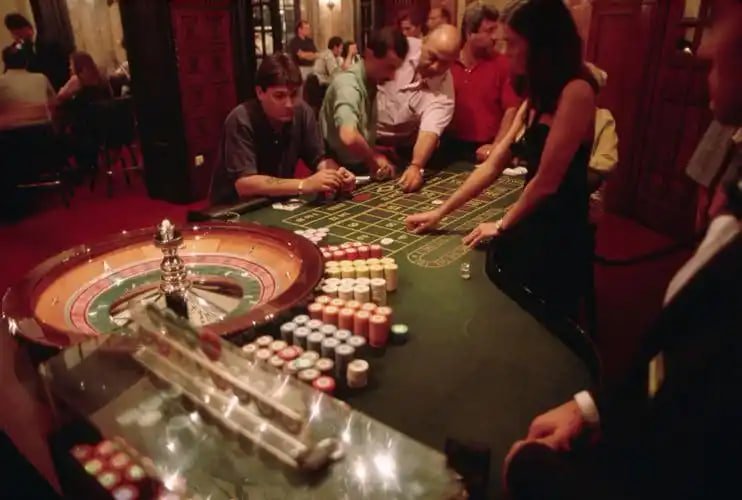 pt game casino interface showing live dealer and slot game options on mobile